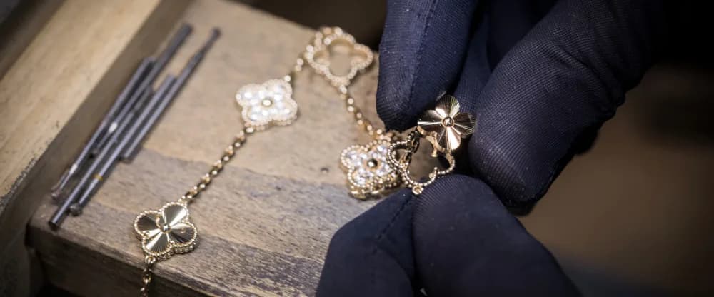 Van Cleef will no longer authenticate their bracelets - what to learn from this | Chrono 10:10
