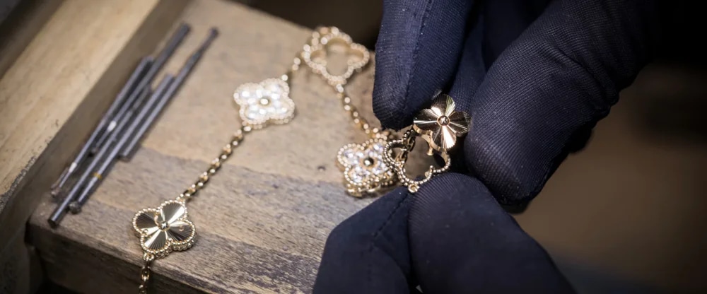 Van Cleef will no longer authenticate their bracelets - what to learn from this | Chrono 10:10