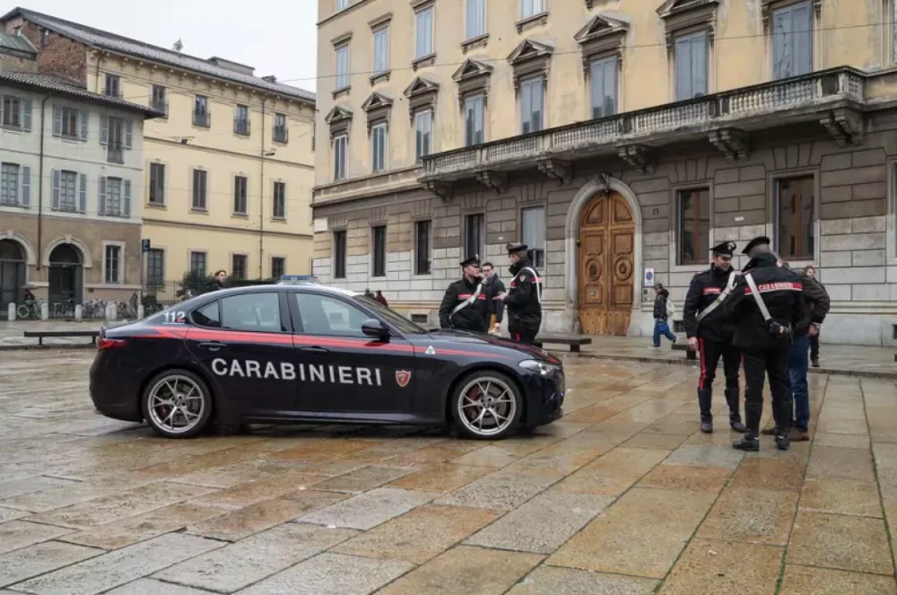 Tourist in Milan stops a €400,000 watch theft with quick reflexes | Chrono 10:10 Tourist in Milan stops a €400,000 watch theft with quick reflexes | Chrono 10:10