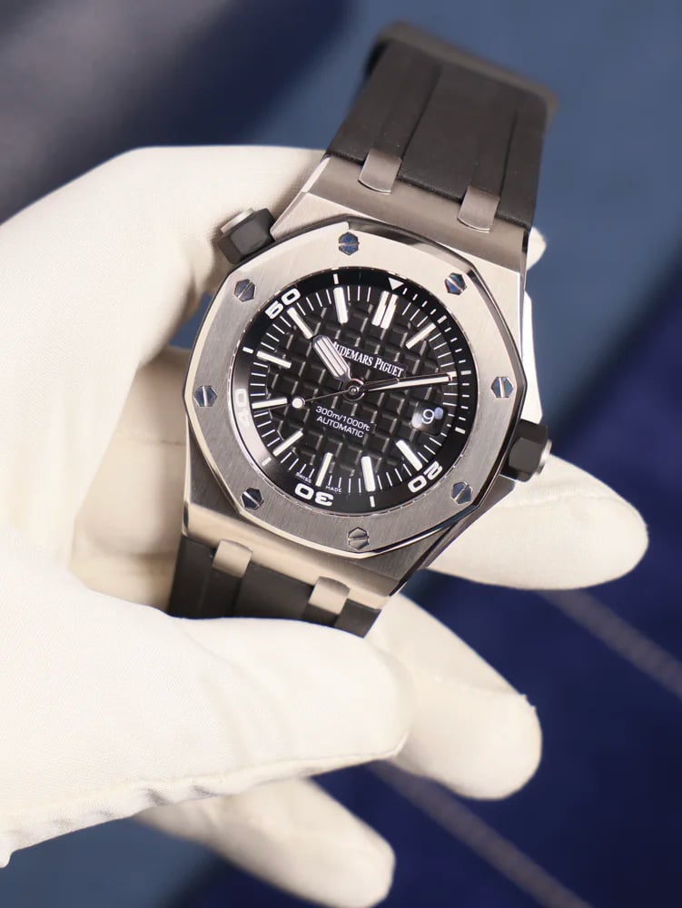 Audemars Piguet Royal Oak Offshore Diver Diver Black Dial Box and Papers 2018, image 1 Audemars Piguet Royal Oak Offshore Diver Diver Black Dial Box and Papers 2018, image 1