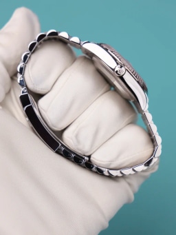 Box and Papers 2025, image 3 Box and Papers 2025, image 3