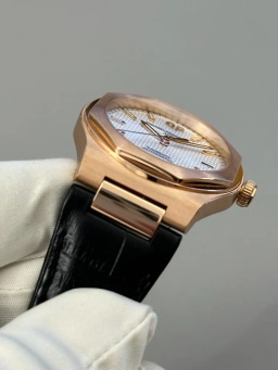 Girard Perregaux Laureato box and papers, image 4 Girard Perregaux Laureato box and papers, image 4