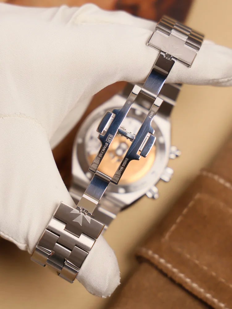 Vacheron Constantin Overseas Chronograph Brown Dial Box & Papers 2017 2 extra straps included, image 4 Vacheron Constantin Overseas Chronograph Brown Dial Box & Papers 2017 2 extra straps included, image 4