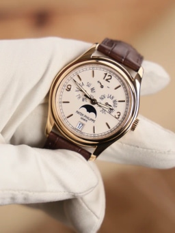 Patek Philippe Annual Calendar 5146J-001, image 1 Patek Philippe Annual Calendar 5146J-001, image 1