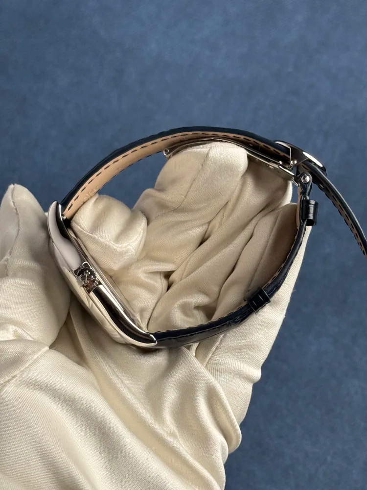 Platinum, image 3 Platinum, image 3