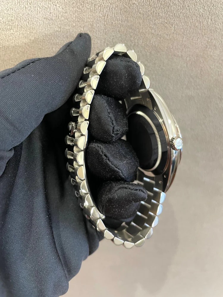 Box and Papers 2022, image 3 Box and Papers 2022, image 3