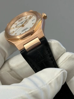 Girard Perregaux Laureato box and papers, image 3 Girard Perregaux Laureato box and papers, image 3