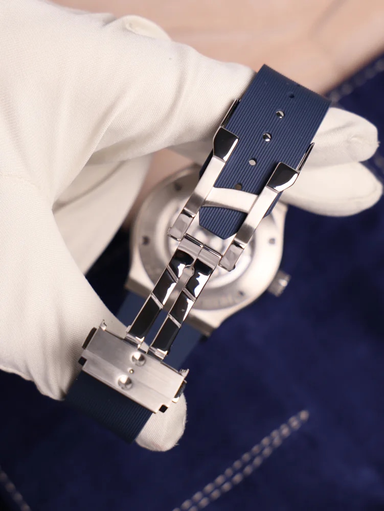 Hublot Classic Fusion Blue 542.NX.7170.LR Box and Papers 2021, image 5 Hublot Classic Fusion Blue 542.NX.7170.LR Box and Papers 2021, image 5