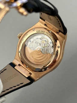 Girard Perregaux Laureato box and papers, image 9 Girard Perregaux Laureato box and papers, image 9