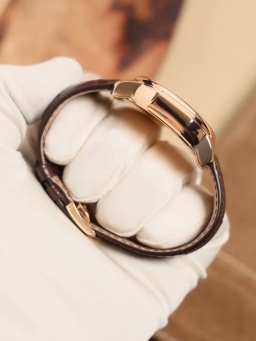 Metropolitan Salmon guilloche 18KRose gold Timezone City window, image 2 Metropolitan Salmon guilloche 18KRose gold Timezone City window, image 2