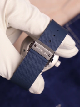 Hublot Classic Fusion Blue 542.NX.7170.LR Box and Papers 2021, image 6 Hublot Classic Fusion Blue 542.NX.7170.LR Box and Papers 2021, image 6