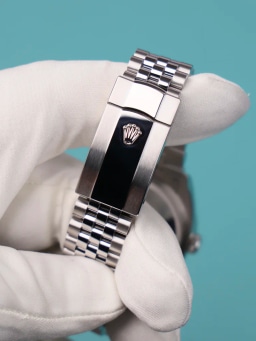 Box and Papers 2025, image 5 Box and Papers 2025, image 5