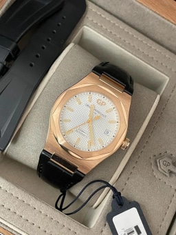 Girard Perregaux Laureato box and papers, image 12 Girard Perregaux Laureato box and papers, image 12