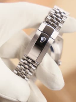 Rolex Datejust 41 Smooth Bezel Jubilee Bracelet Black Index Dial, image 5 Rolex Datejust 41 Smooth Bezel Jubilee Bracelet Black Index Dial, image 5