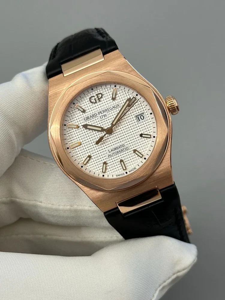 Girard Perregaux Laureato box and papers, image 2 Girard Perregaux Laureato box and papers, image 2