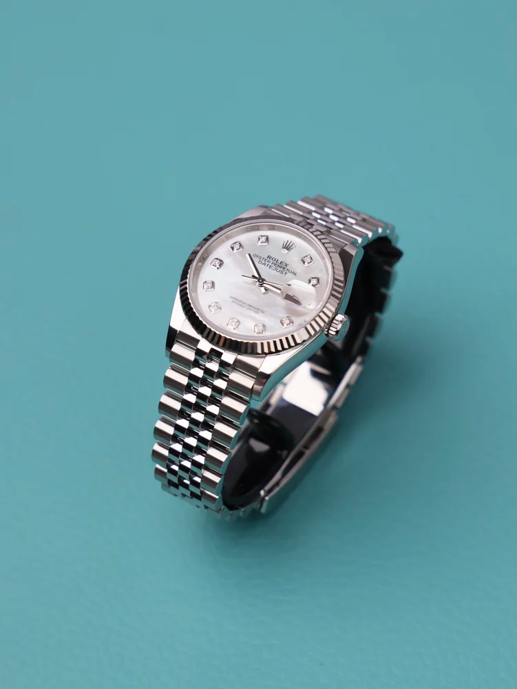 Box and Papers 2025, image 2 Box and Papers 2025, image 2