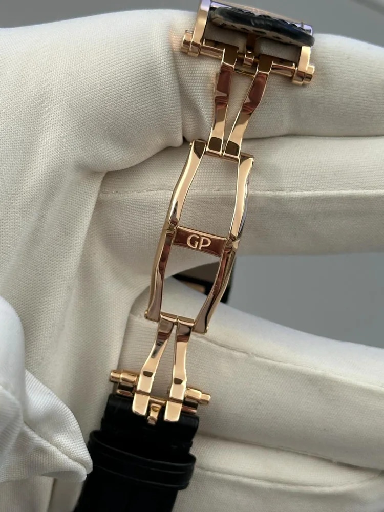 Girard Perregaux Laureato box and papers, image 10 Girard Perregaux Laureato box and papers, image 10