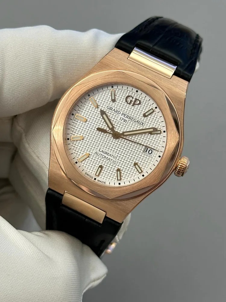 Girard Perregaux Laureato box and papers, image 1 Girard Perregaux Laureato box and papers, image 1